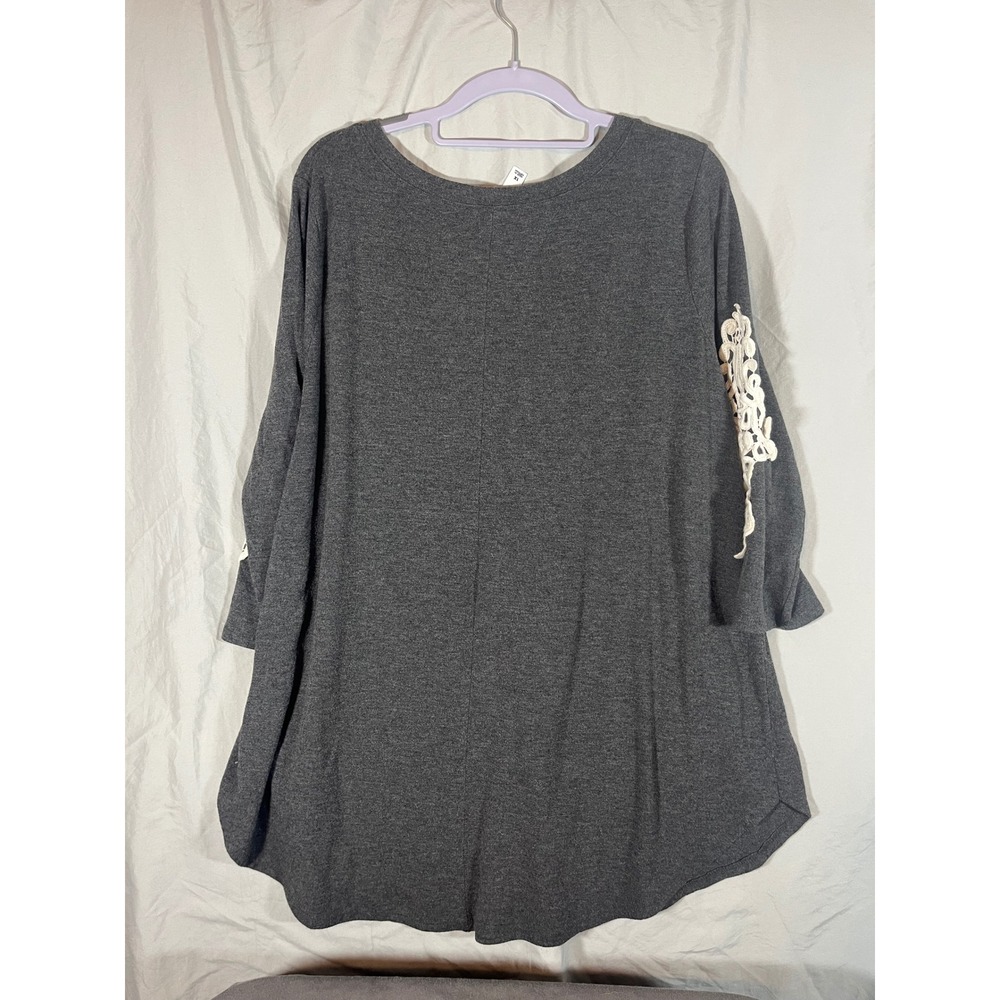 ZENANA PREMIUM Women's Gray Lace Sleeve V Neck Tunic Top Plus Size 1X - Picture 4 of 4